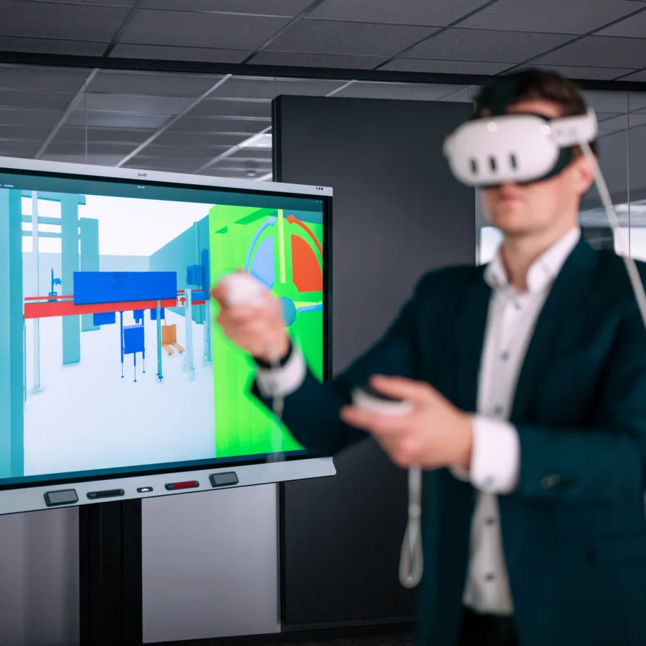 Mann plant mit VR-Brille eine Anlage