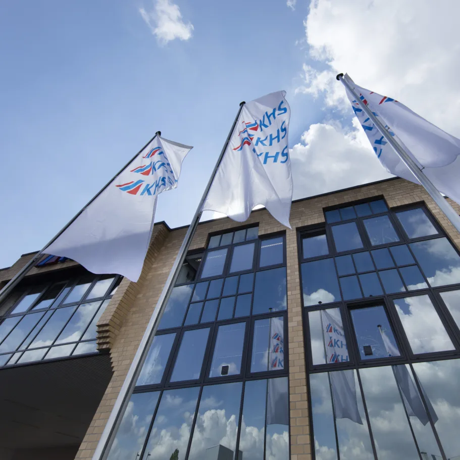 Tres banderas de la empresa ondean delante de la sede de Dortmund