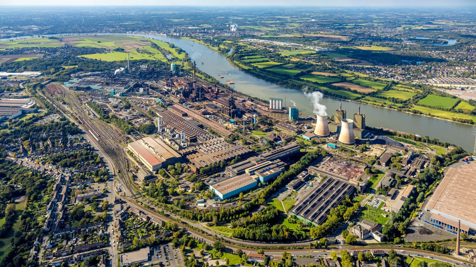 Luftbild, Hüttenwerke Krupp Mannesmann GmbH HKM am Fluss Rhein, Hüttenheim, Duisburg, Ruhrgebiet, Nordrhein-Westfalen, Deutschland, Duisburg-S