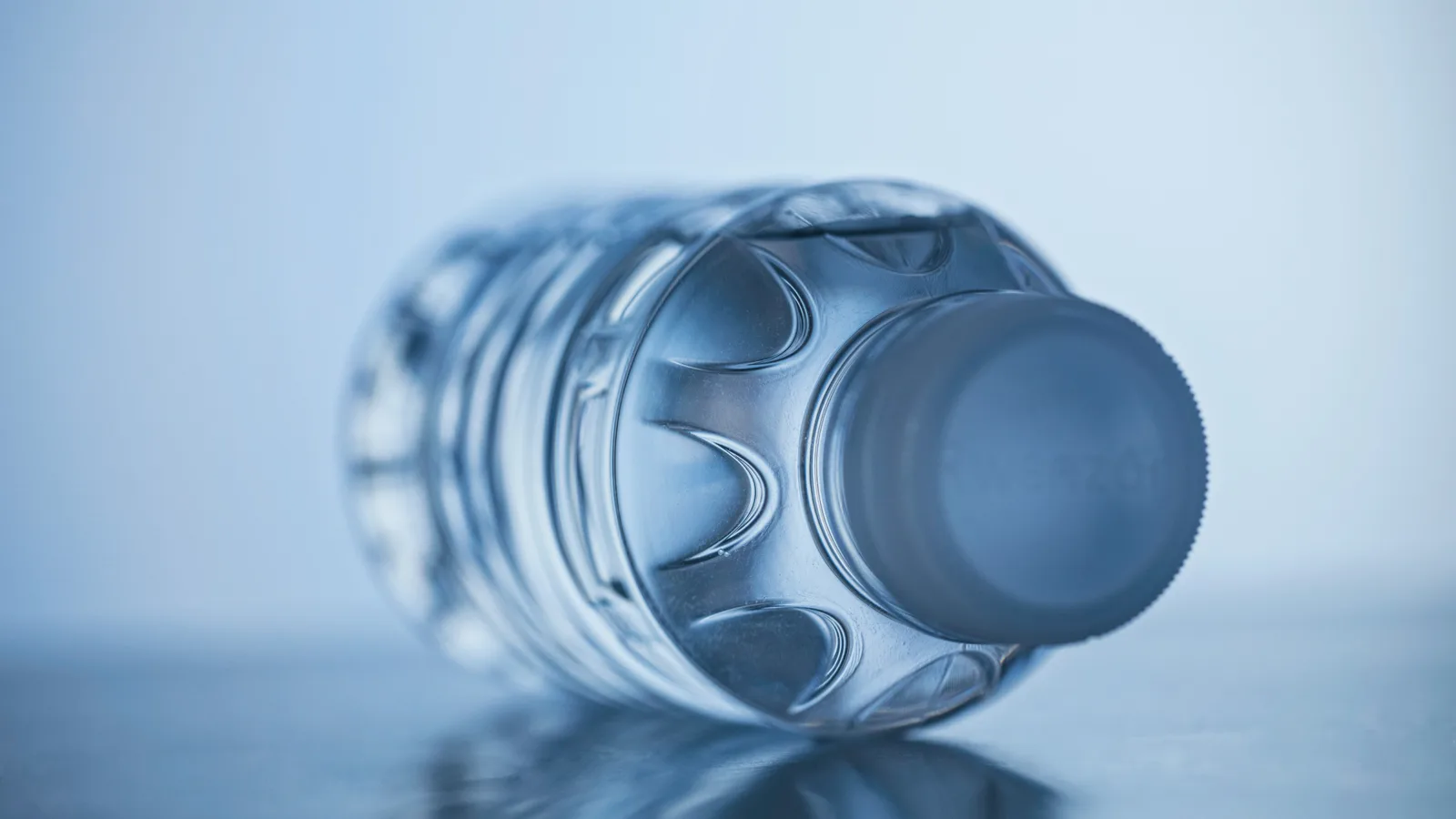 Damit PET-Flaschen immer leichter werden, müssen alle Einsparmöglichkeiten ausgeschöpft werden. An dieser nur 6,0 Gramm schweren 220-Milliliter-Flasche betrifft das etwa Flaschenhals und Verschluss.