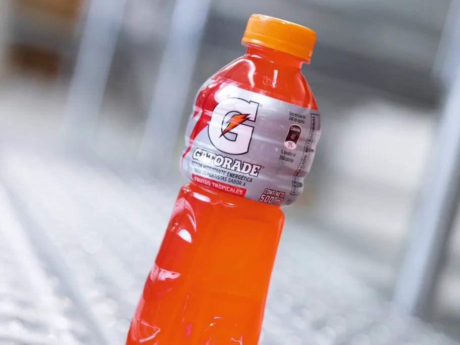 Eine Flasche orangefarbene Flüssigkeit