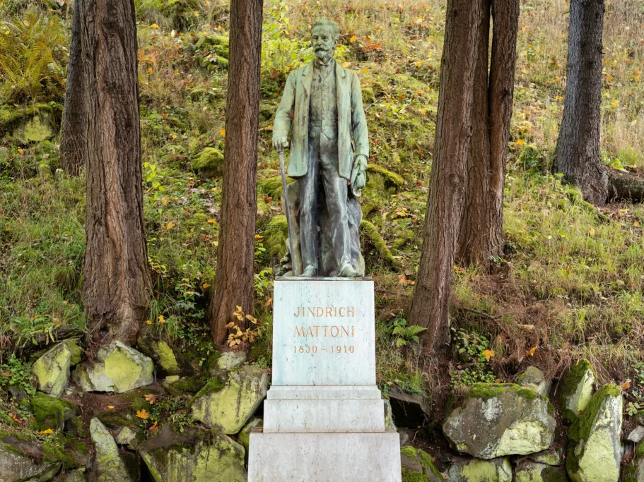 eine Statue eines Mannes in einem Wald